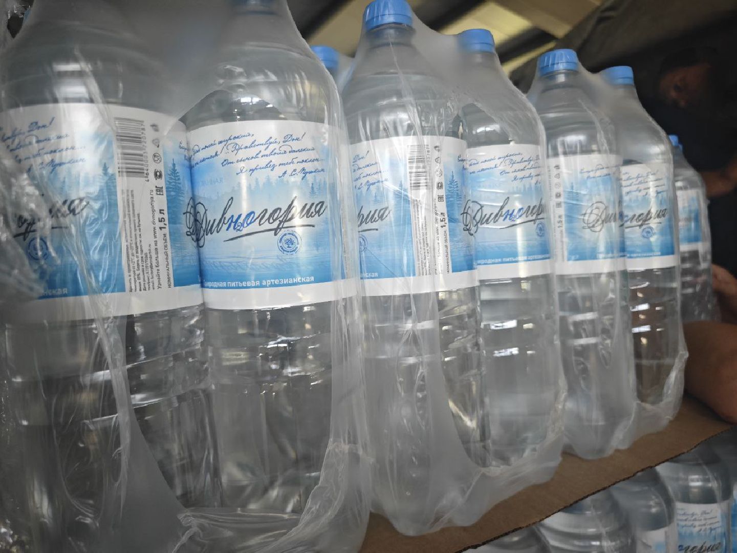 гуманитарный груз, благотворительность, вода, акция, волонтеры,