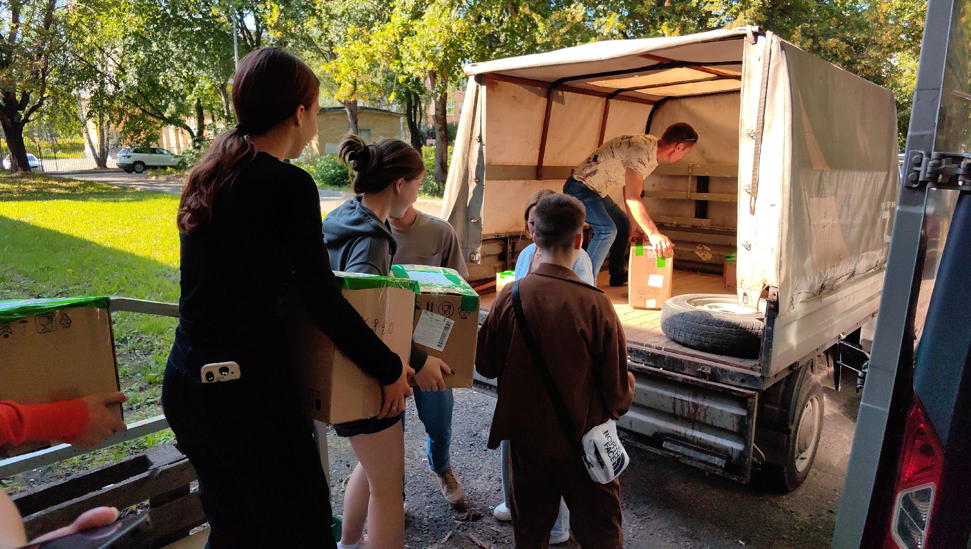 гуманитарный груз, благотворительность, вода, акция, волонтеры,