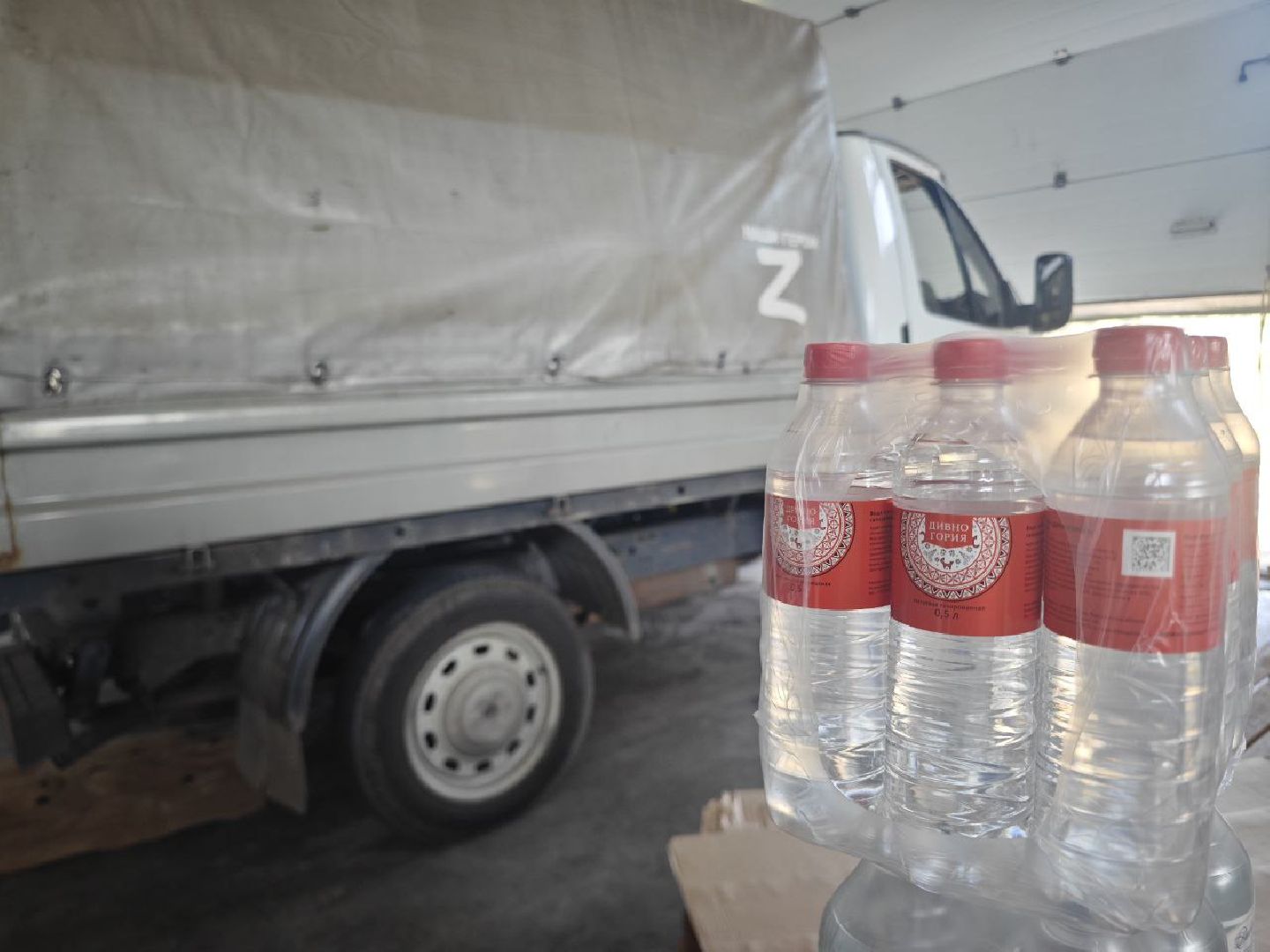 гуманитарный груз, благотворительность, вода, акция, волонтеры,