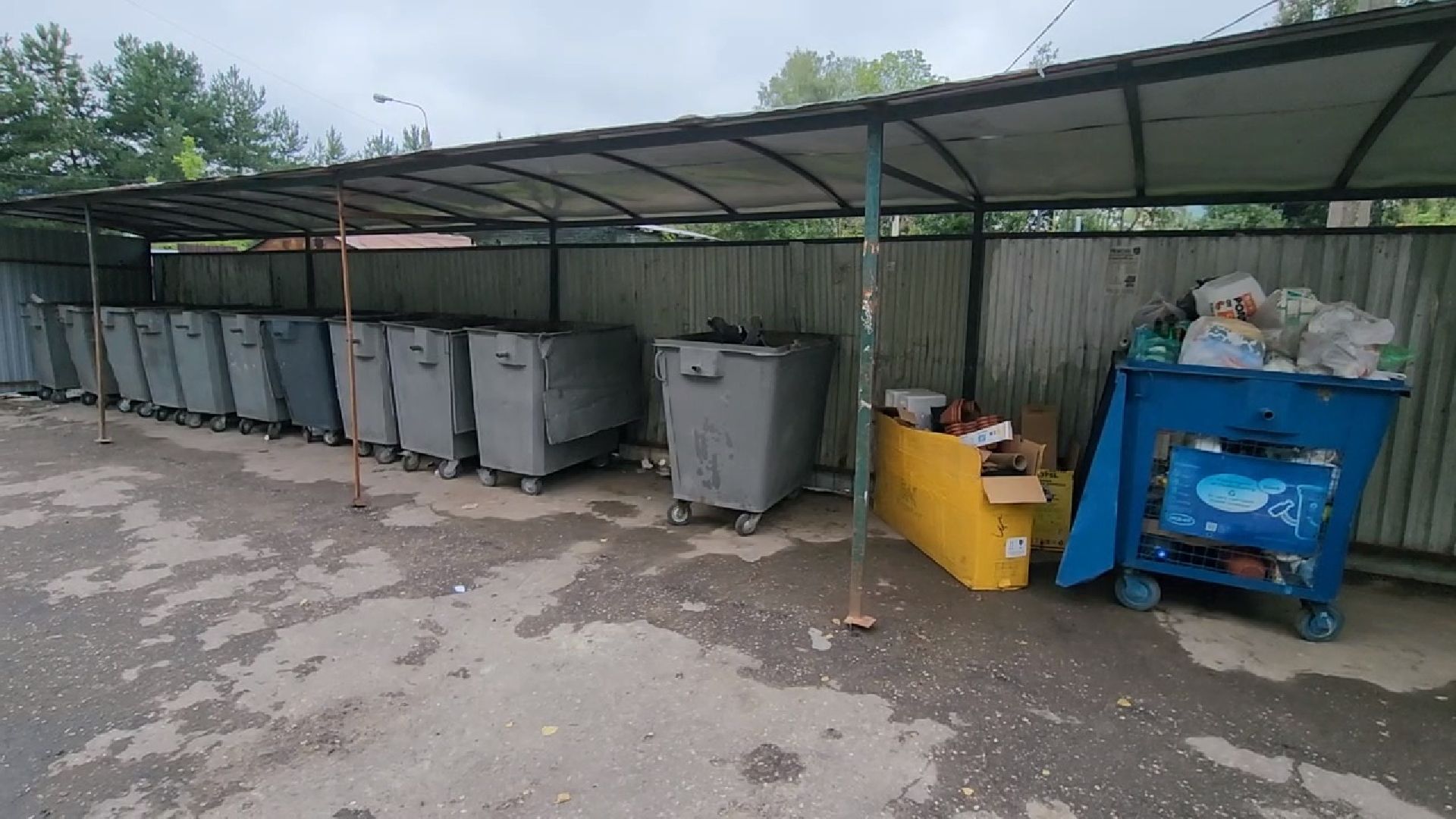 Чехов, улица Полиграфистов, контейнерная площадка, навалы мусора, портал Добродел, обращение жителей, региональный оператор, губернатор московской области,