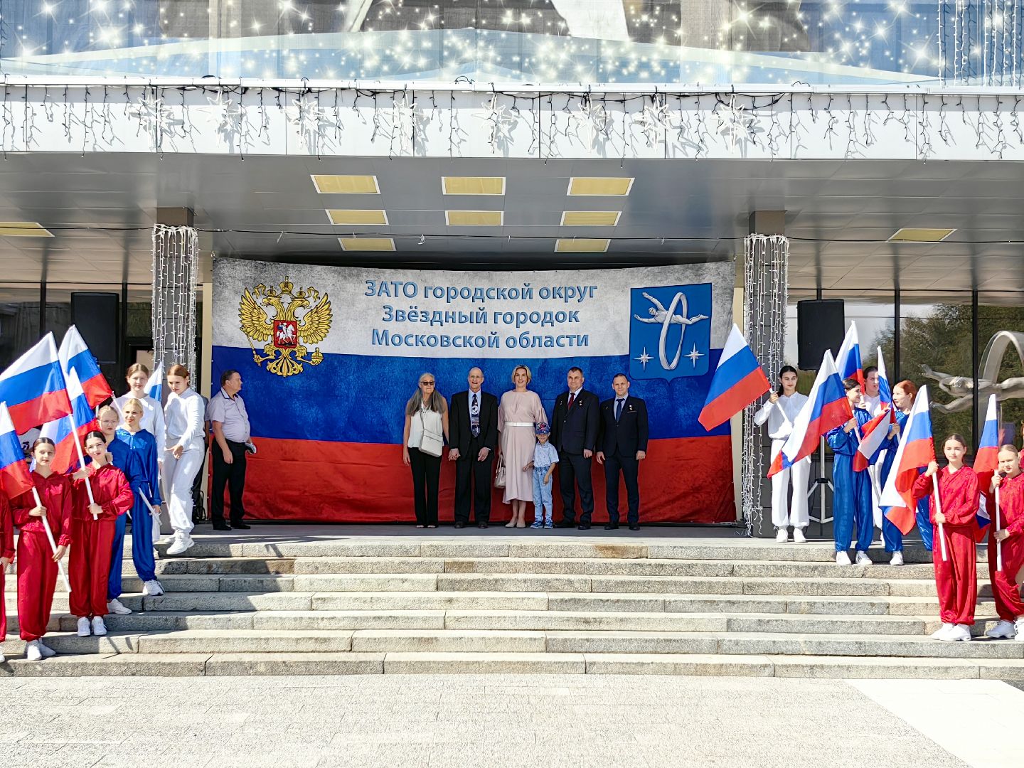 день флага россии, ленточки Триколор, велопробег, конкурсе рисунков, космонавты, мкс, флешмоб,