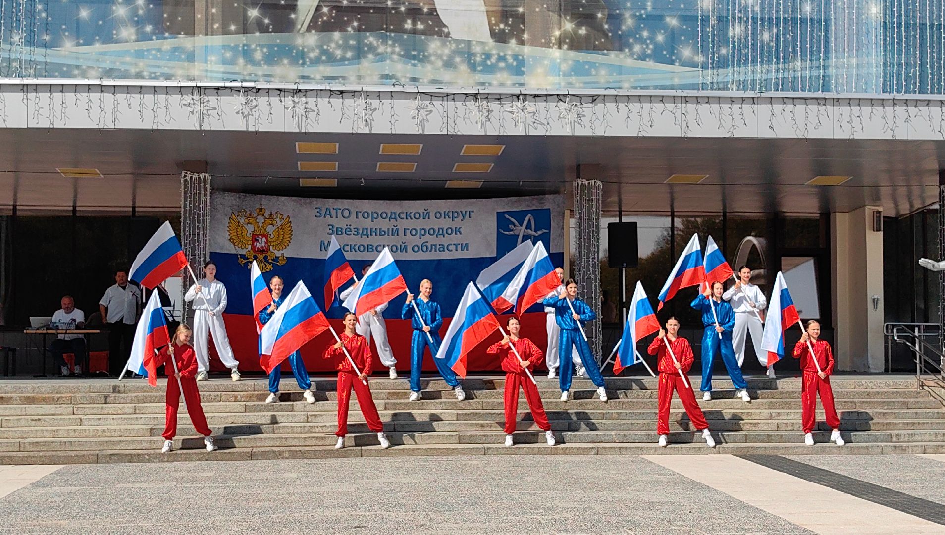 день флага россии, ленточки Триколор, велопробег, конкурсе рисунков, космонавты, мкс, флешмоб,