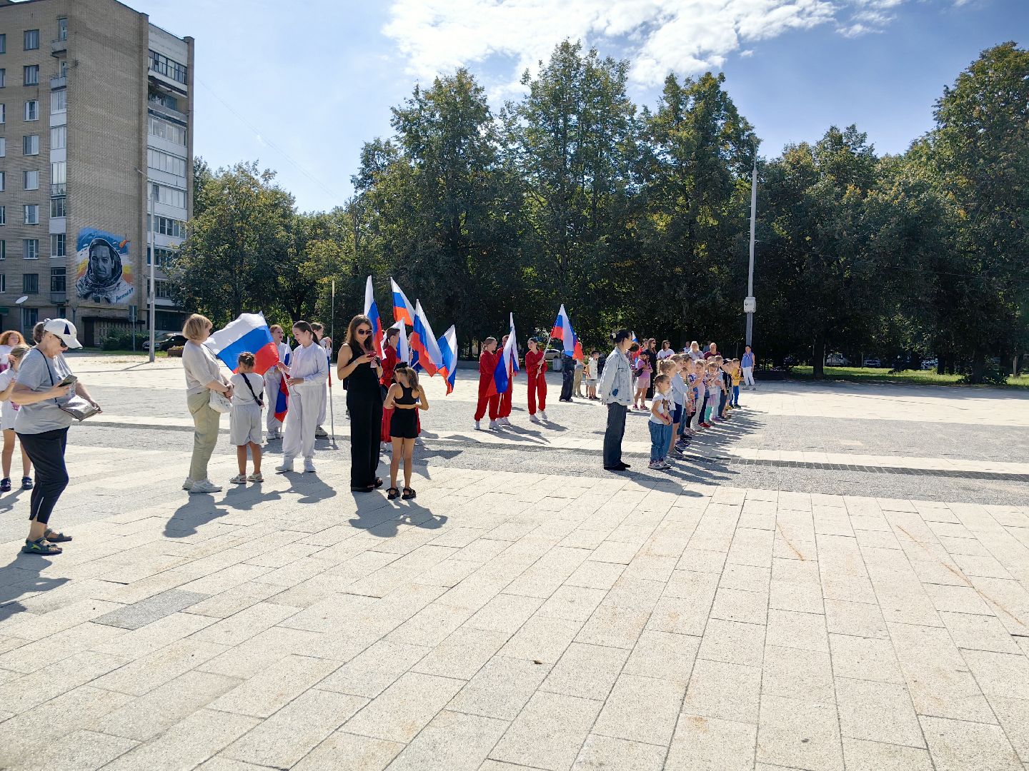 день флага россии, ленточки Триколор, велопробег, конкурсе рисунков, космонавты, мкс, флешмоб,