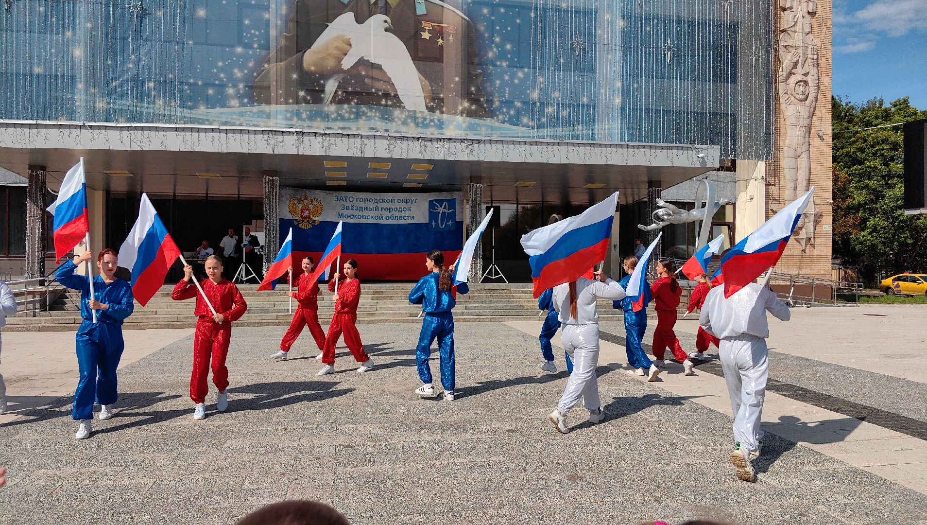 день флага россии, ленточки Триколор, велопробег, конкурсе рисунков, космонавты, мкс, флешмоб,