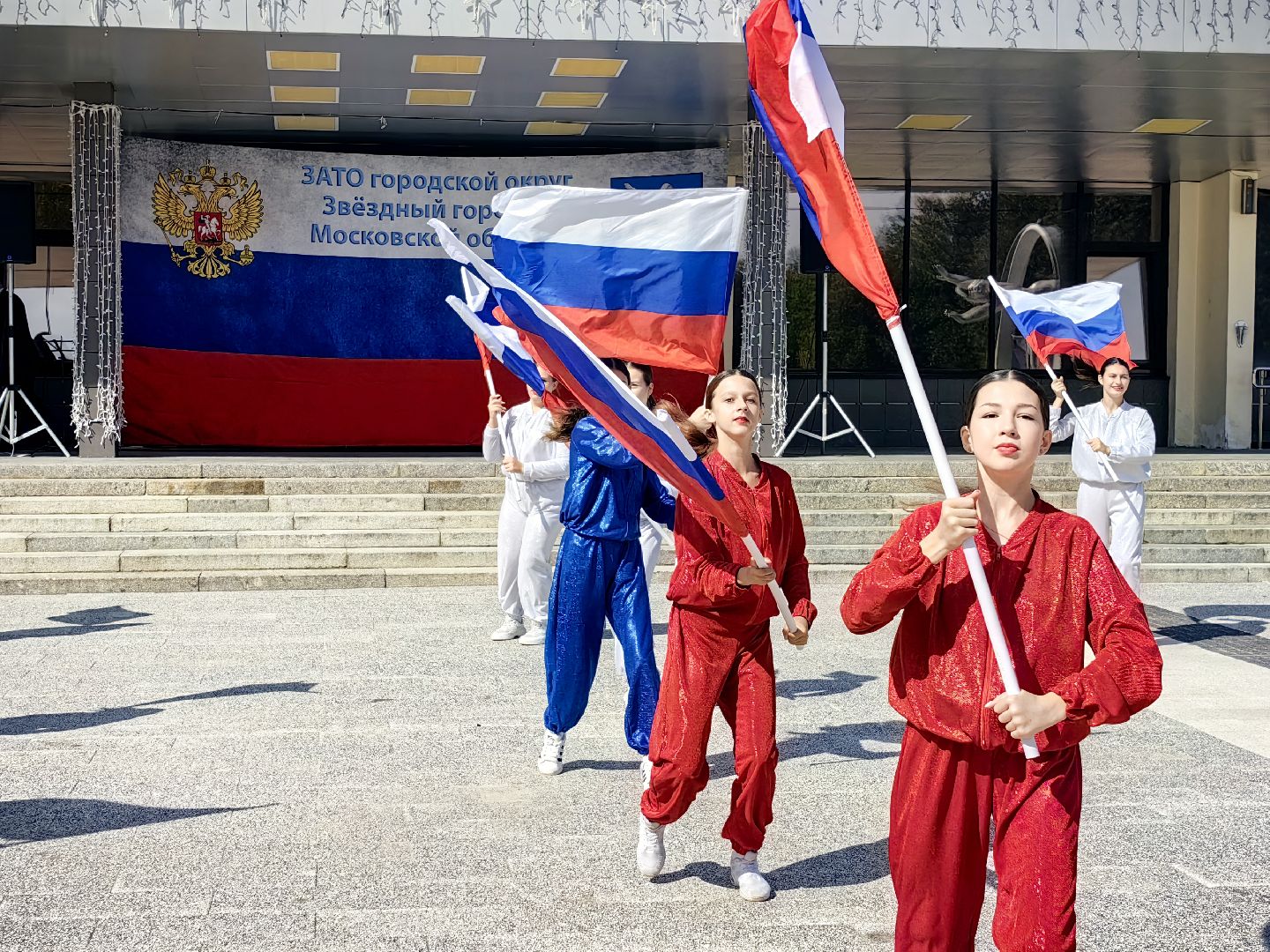 день флага россии, ленточки Триколор, велопробег, конкурсе рисунков, космонавты, мкс, флешмоб,