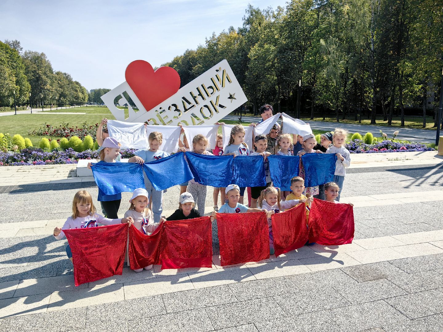 день флага россии, ленточки Триколор, велопробег, конкурсе рисунков, космонавты, мкс, флешмоб,