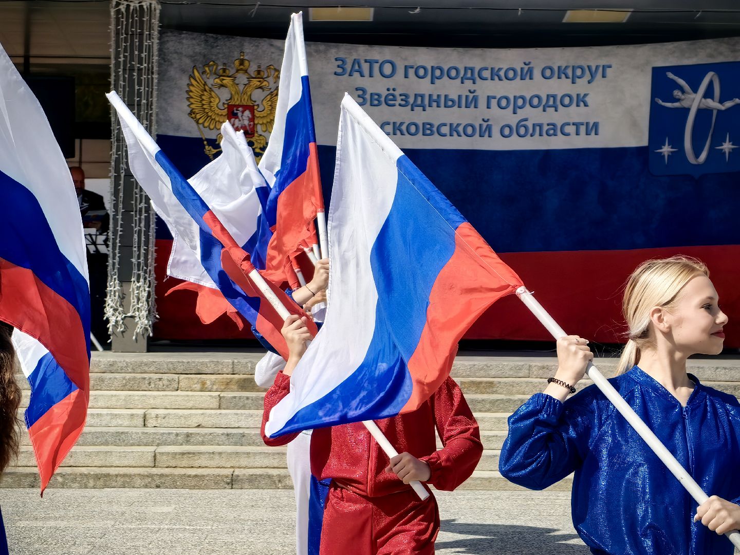 день флага россии, ленточки Триколор, велопробег, конкурсе рисунков, космонавты, мкс, флешмоб,