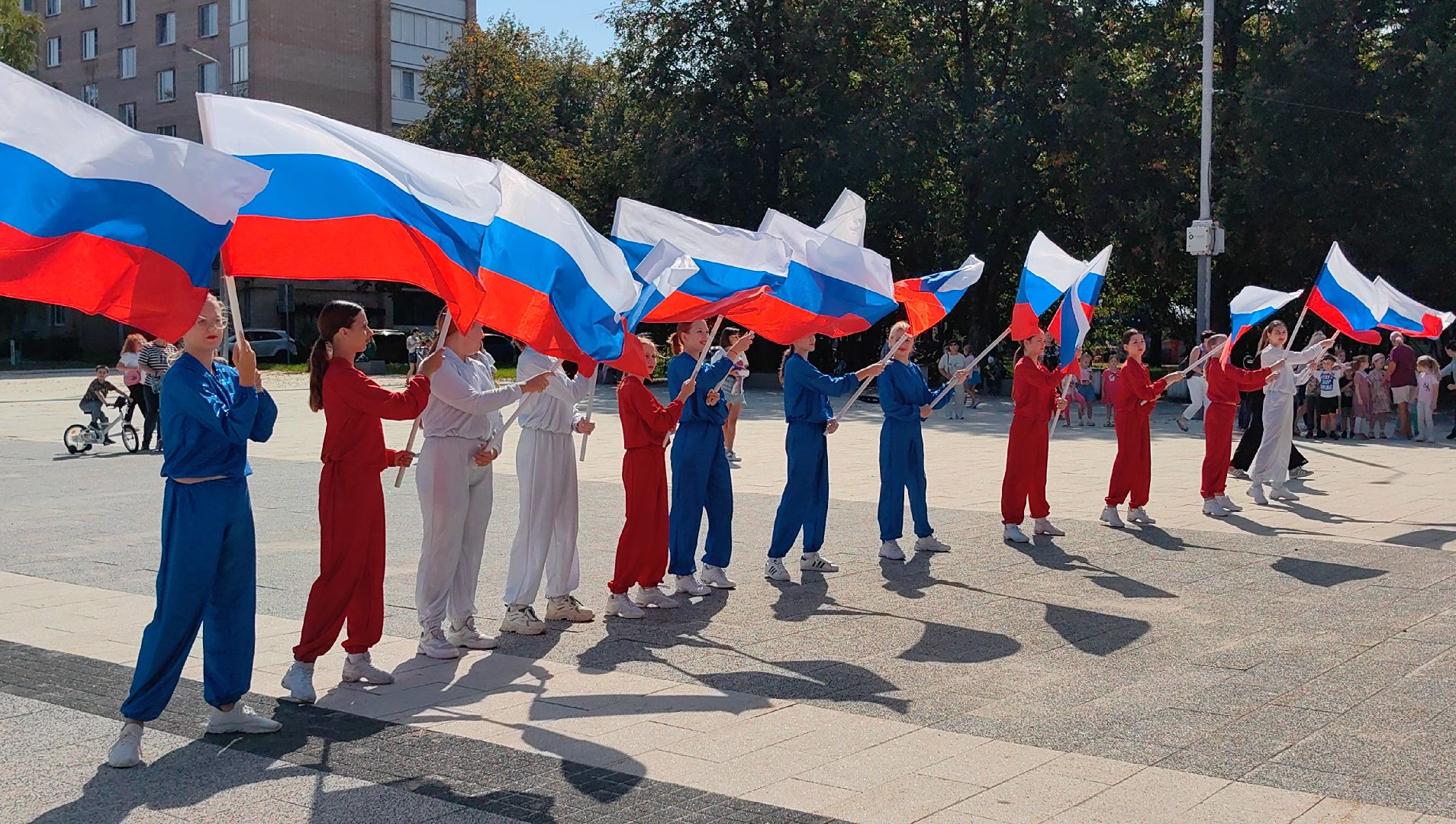 день флага россии, ленточки Триколор, велопробег, конкурсе рисунков, космонавты, мкс, флешмоб,