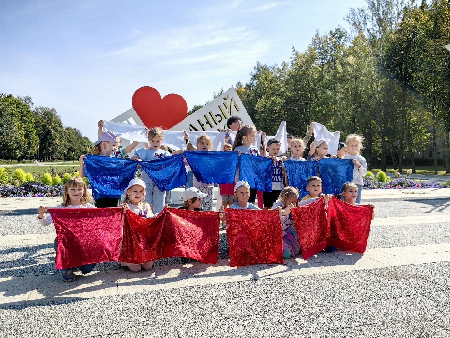 день флага россии, ленточки Триколор, велопробег, конкурсе рисунков, космонавты, мкс, флешмоб,