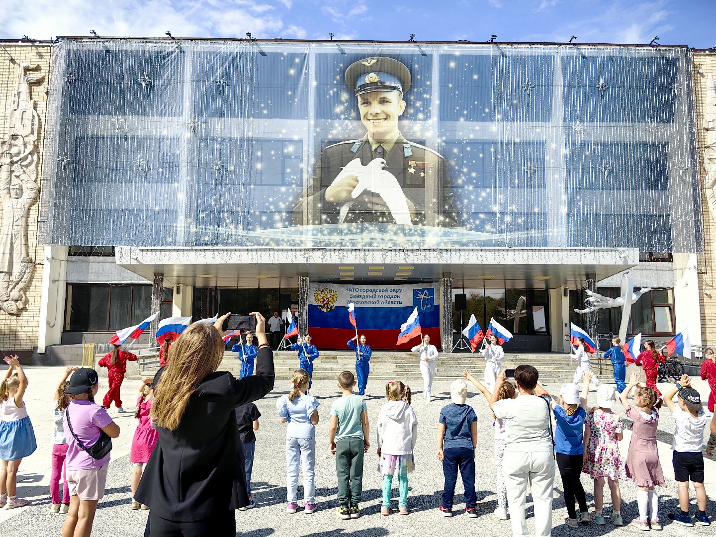 день флага россии, ленточки Триколор, велопробег, конкурсе рисунков, космонавты, мкс, флешмоб,