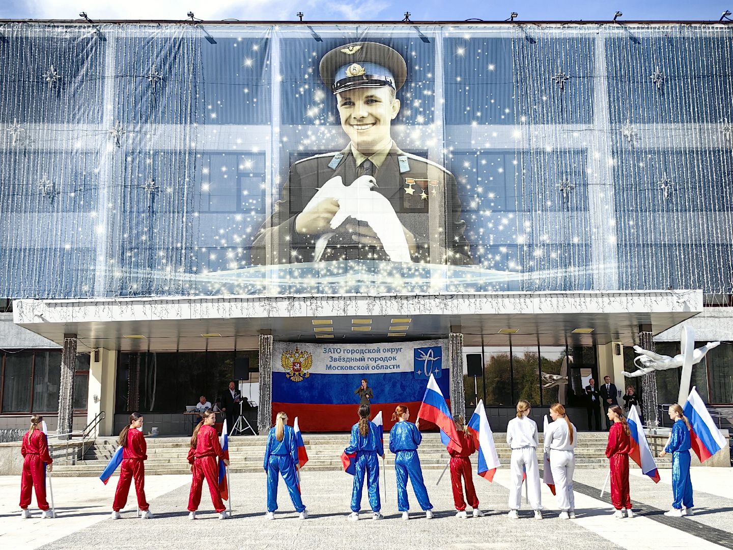 день флага россии, ленточки Триколор, велопробег, конкурсе рисунков, космонавты, мкс, флешмоб,