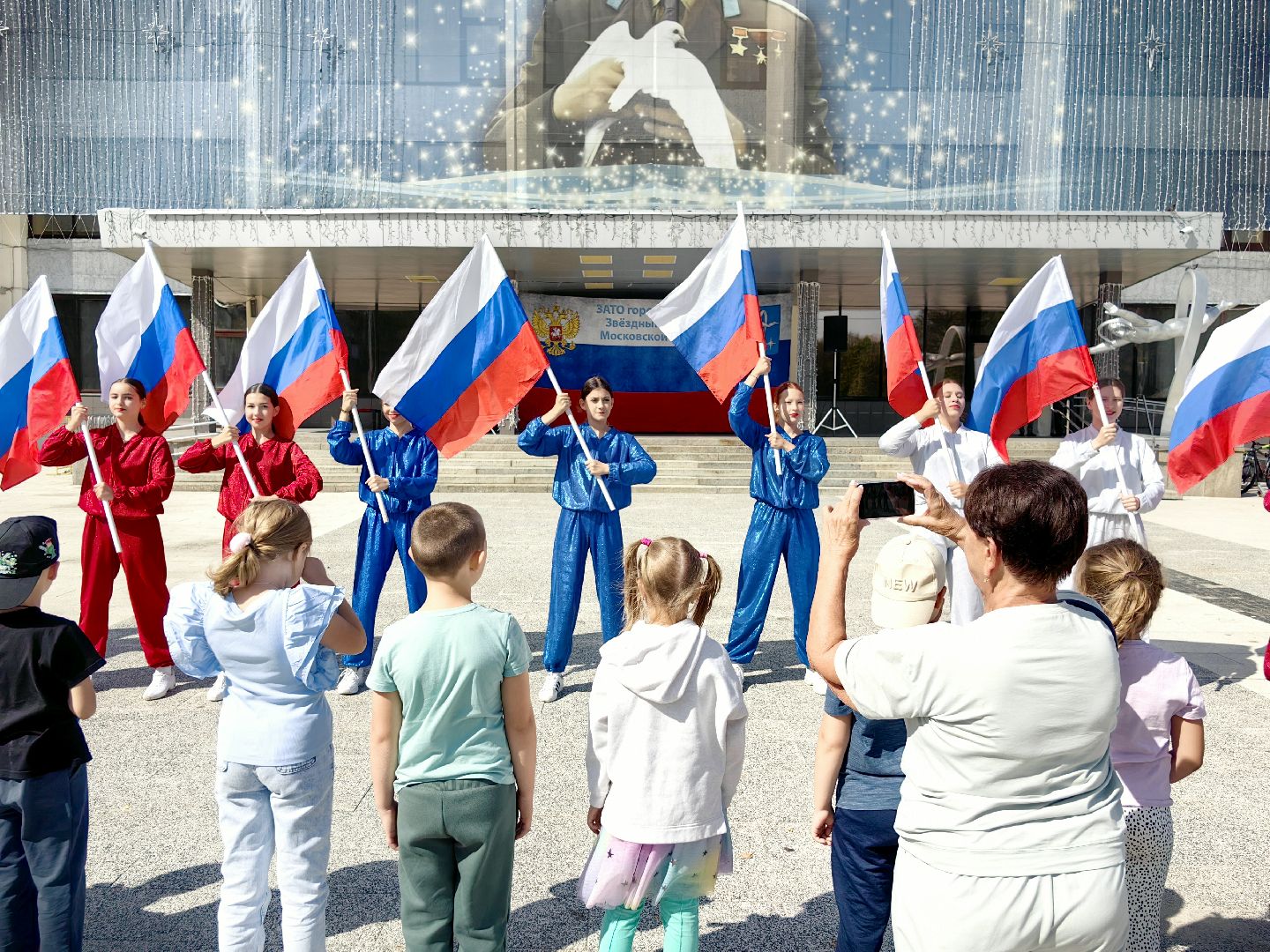 день флага россии, ленточки Триколор, велопробег, конкурсе рисунков, космонавты, мкс, флешмоб,