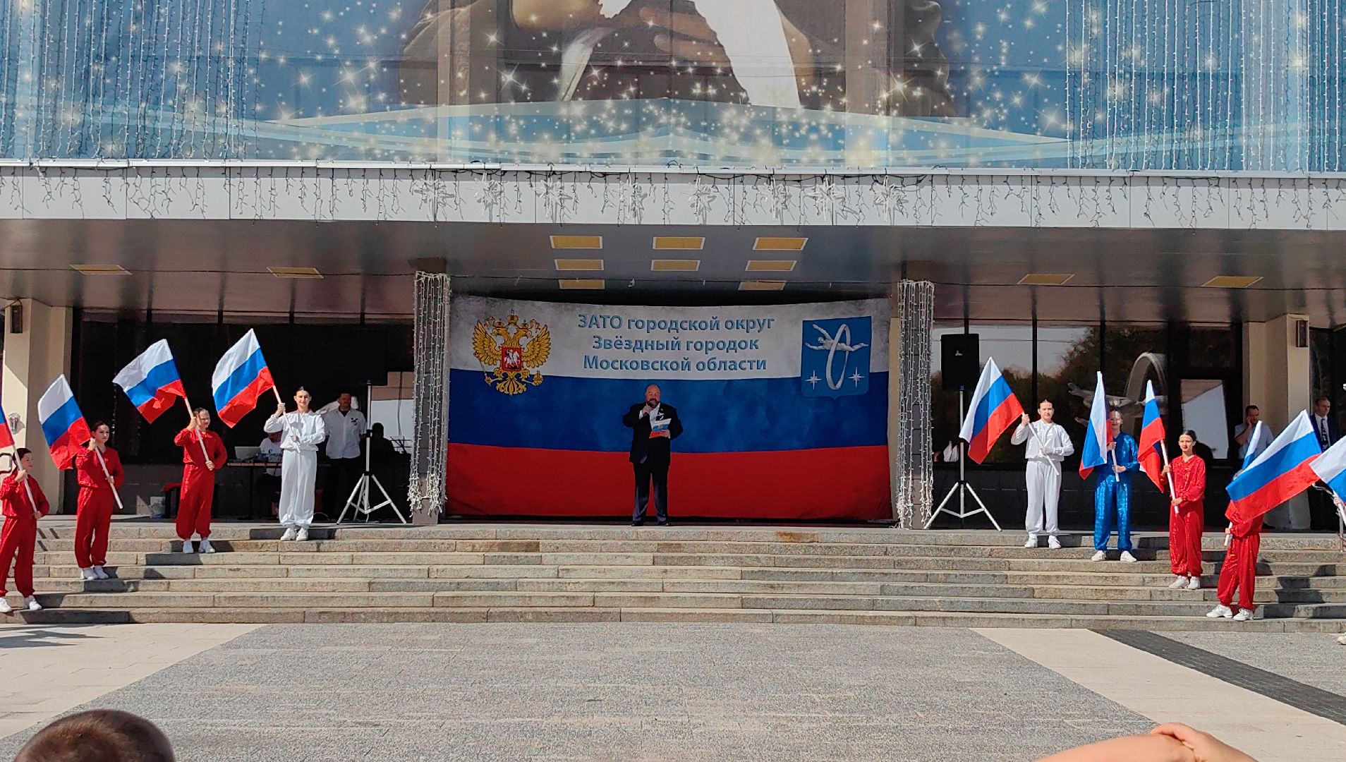 день флага россии, ленточки Триколор, велопробег, конкурсе рисунков, космонавты, мкс, флешмоб,