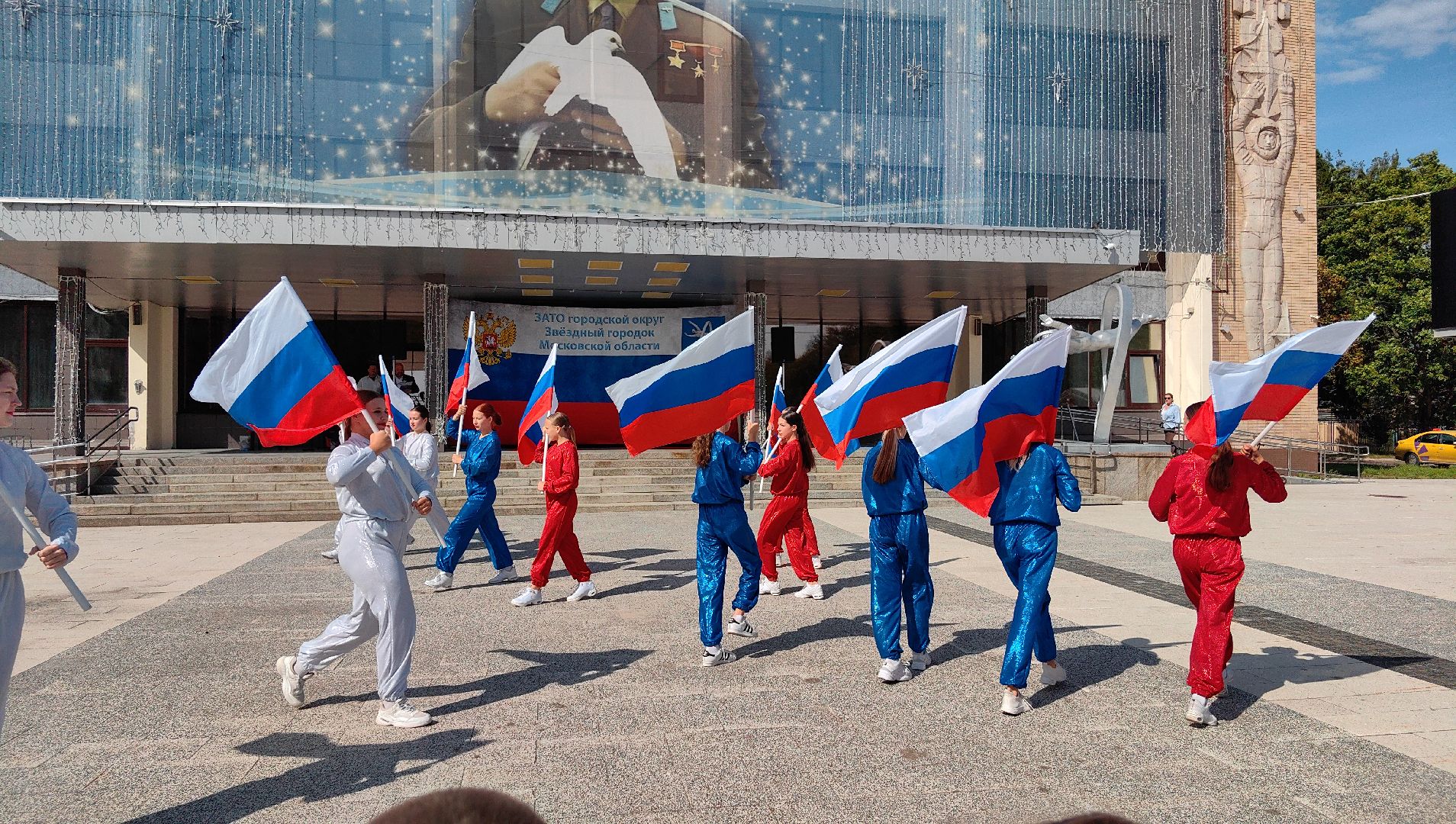 день флага россии, ленточки Триколор, велопробег, конкурсе рисунков, космонавты, мкс, флешмоб,