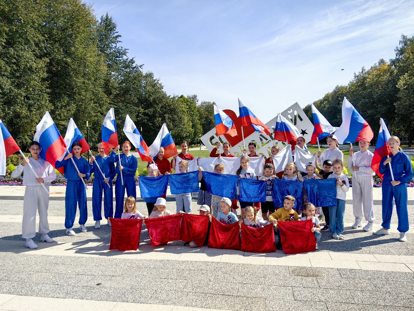 день флага россии, ленточки Триколор, велопробег, конкурсе рисунков, космонавты, мкс, флешмоб,