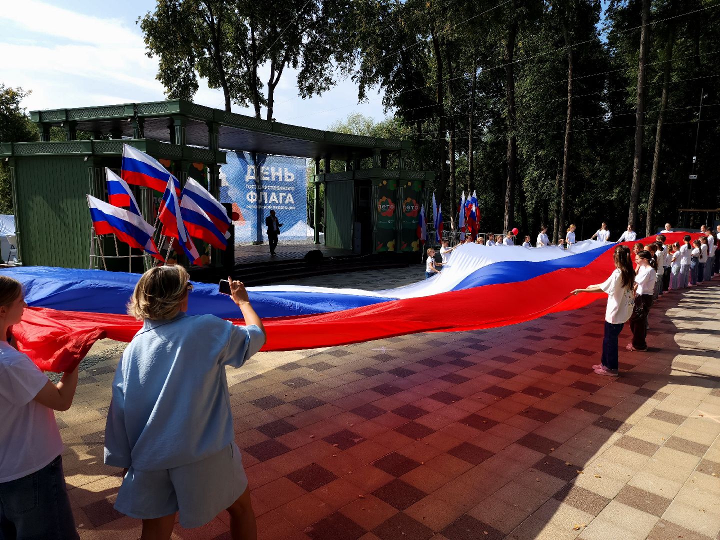 раменское, общество, день российского флага, флешмоб в парке,