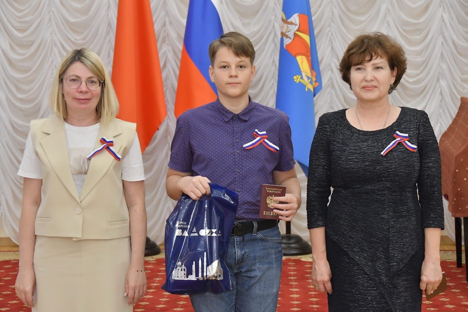 вручение паспортов, день российского флага, власиха день флага, российский триколор, 22 августа - день флага РФ,