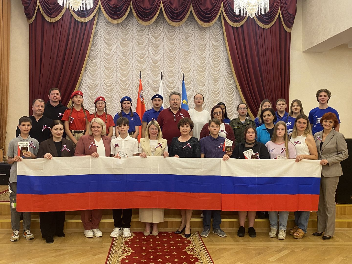 вручение паспортов, день российского флага, власиха день флага, российский триколор, 22 августа - день флага РФ,