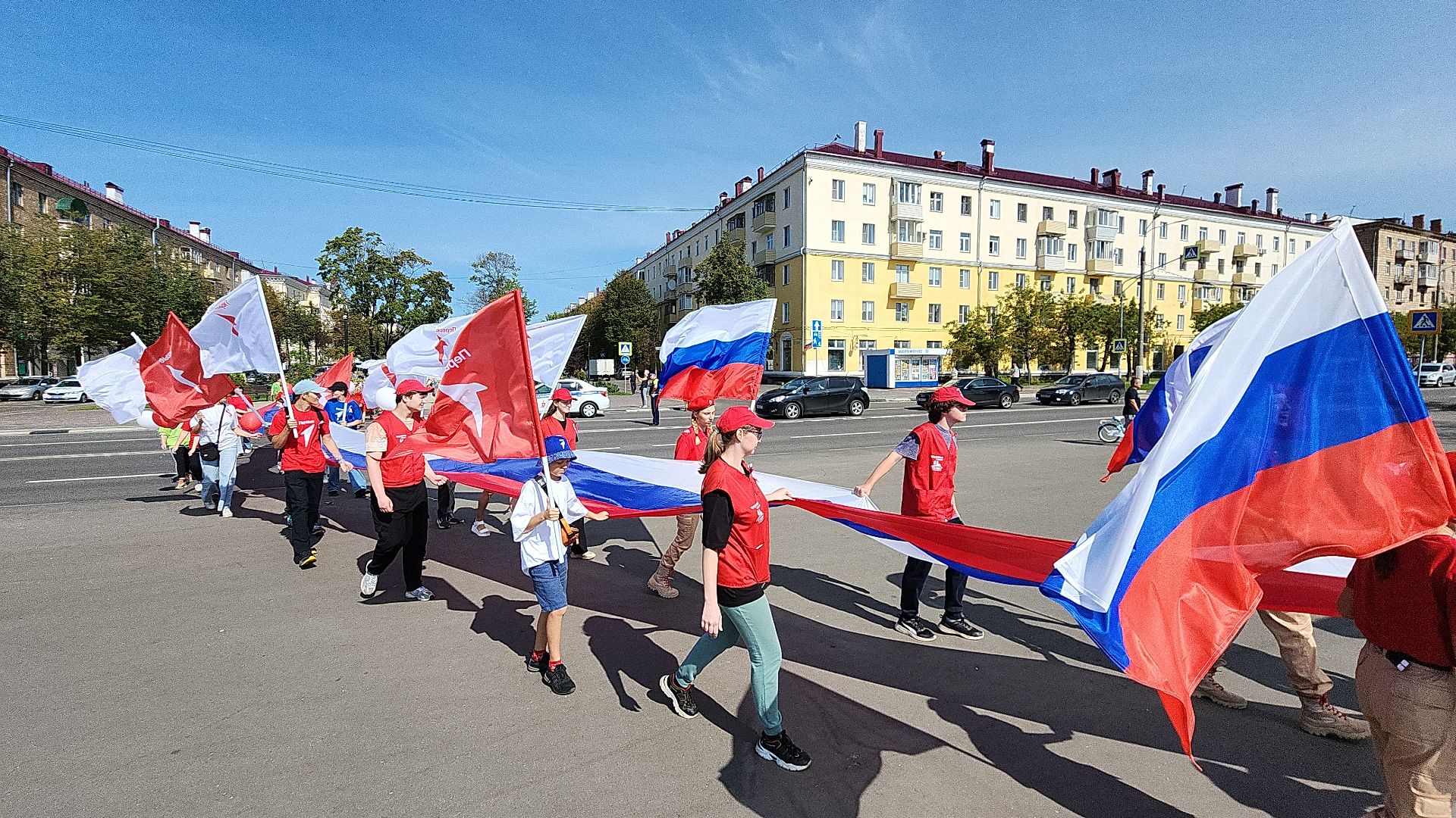 день флага, день флага россии, автопробег, автопробег с государственными флагами, электросталь, жители города, мой город, акция, патриотическая акция,