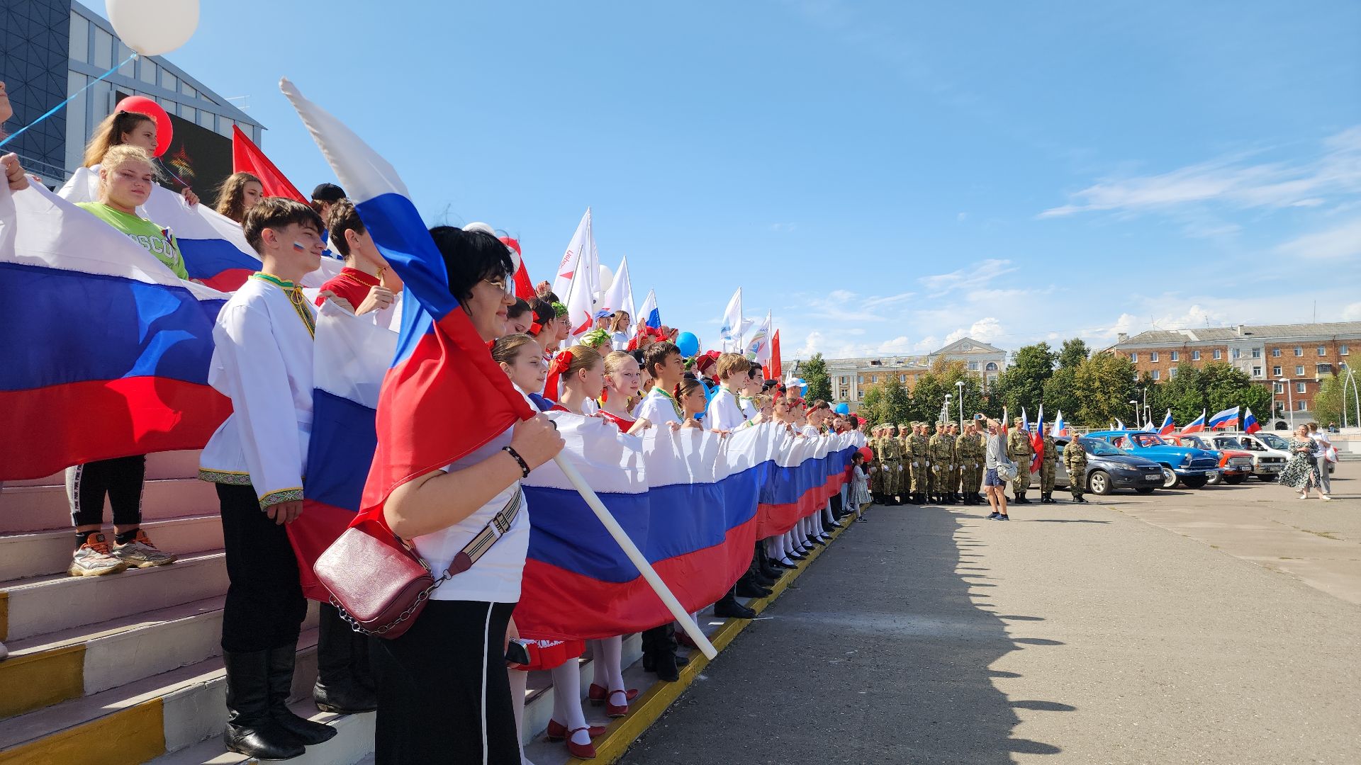день флага, день флага россии, автопробег, автопробег с государственными флагами, электросталь, жители города, мой город, акция, патриотическая акция,