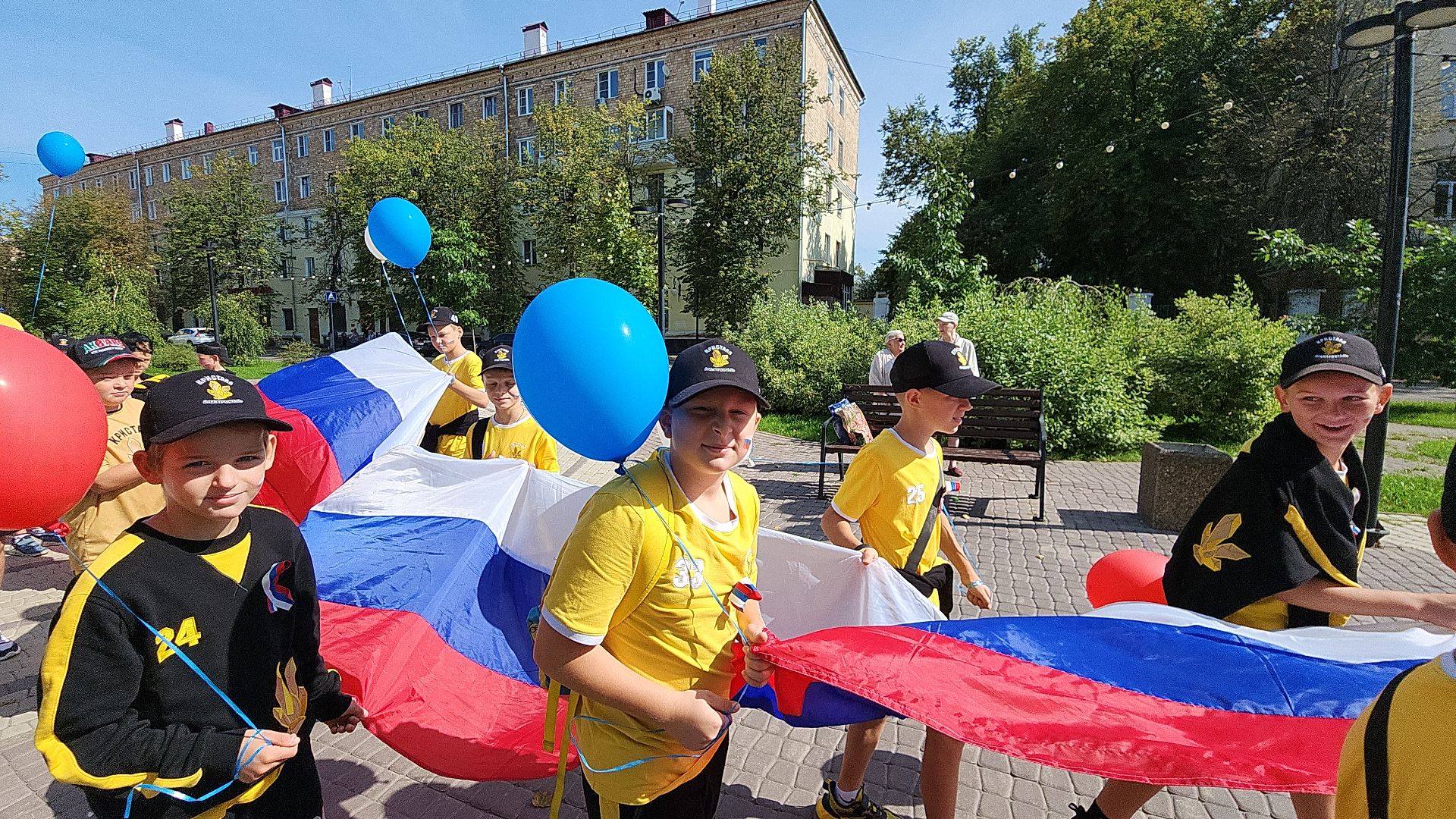 день флага, день флага россии, автопробег, автопробег с государственными флагами, электросталь, жители города, мой город, акция, патриотическая акция,