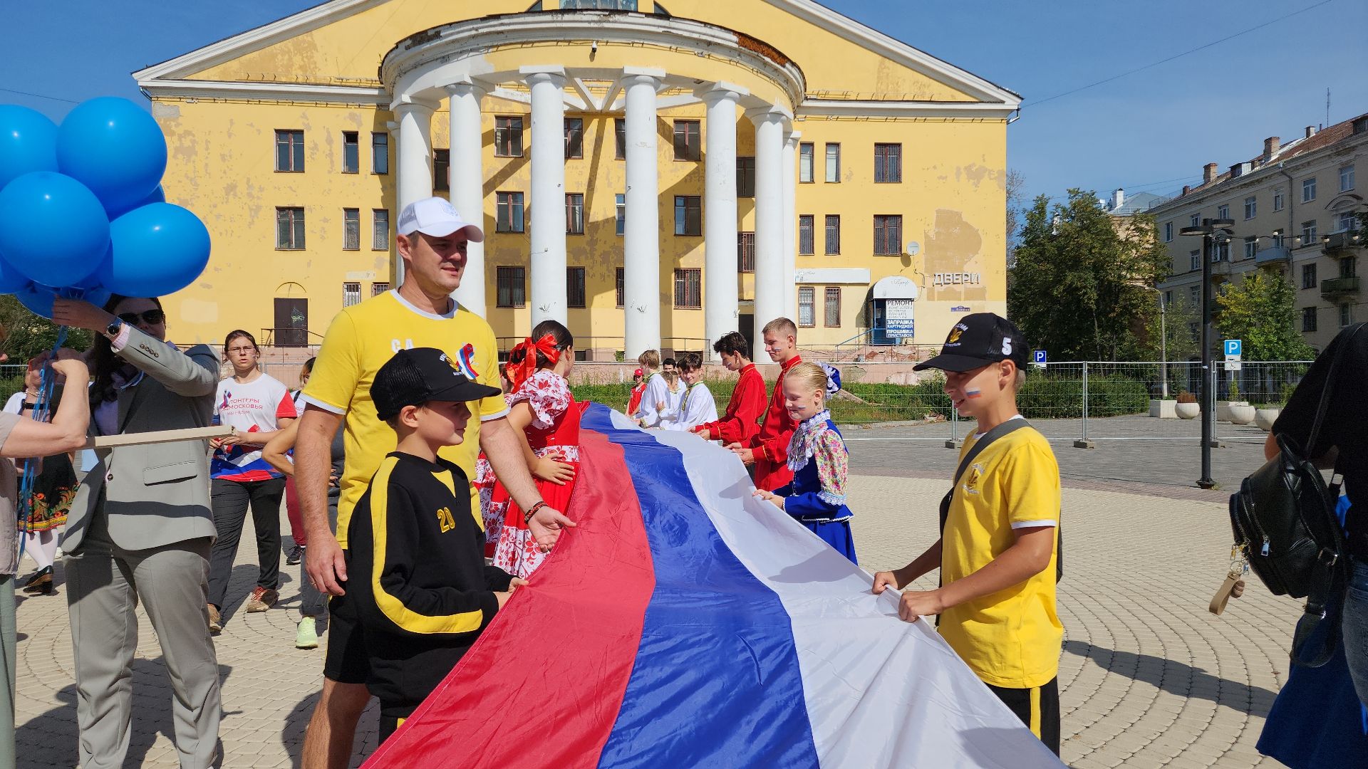 день флага, день флага россии, автопробег, автопробег с государственными флагами, электросталь, жители города, мой город, акция, патриотическая акция,