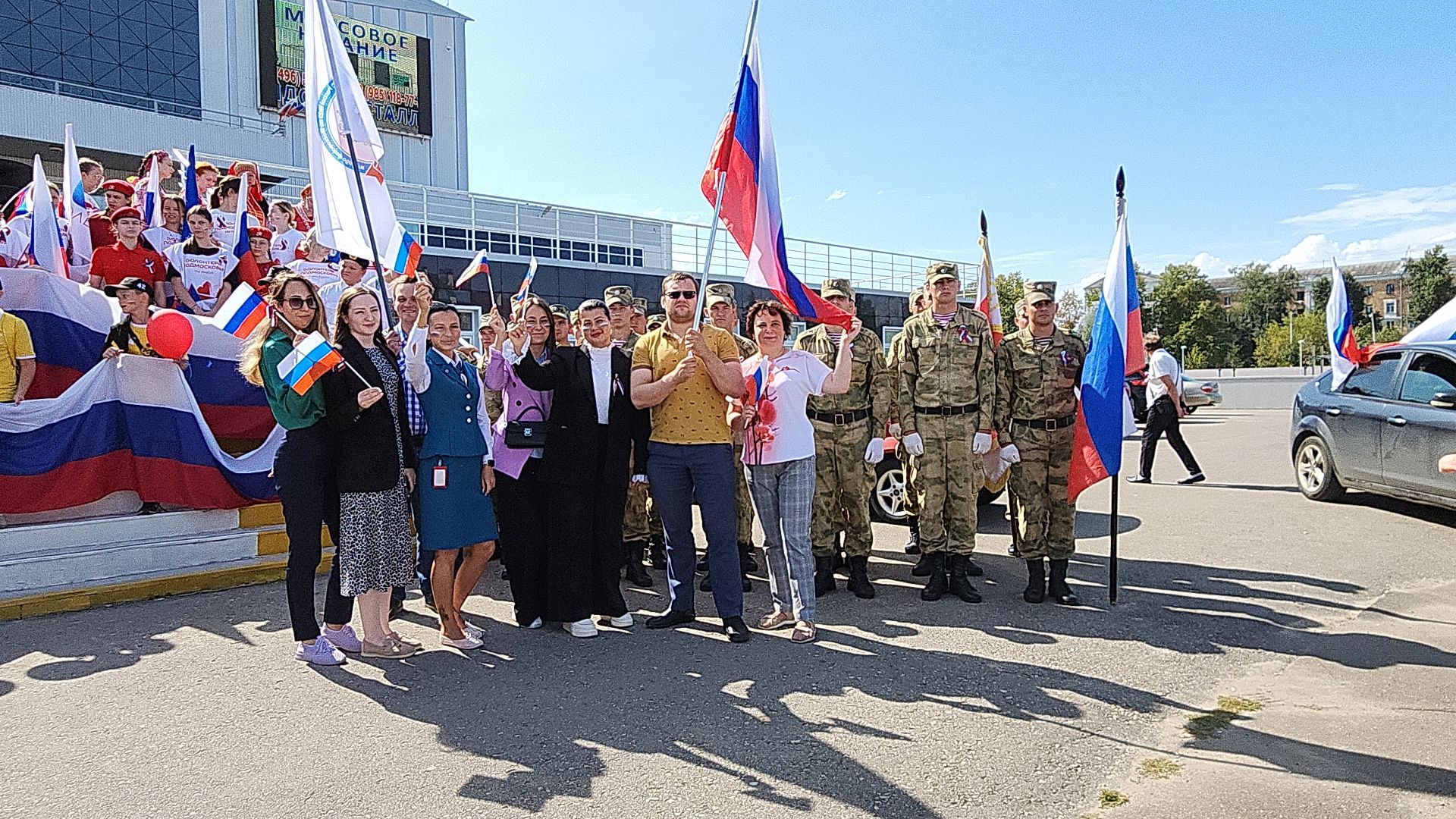 день флага, день флага россии, автопробег, автопробег с государственными флагами, электросталь, жители города, мой город, акция, патриотическая акция,