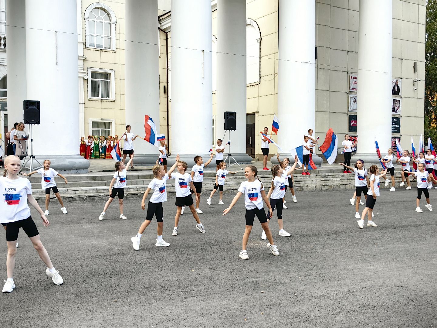 день флага россии, единство народов, символ, герои, выставка, жены героев, маскировочная сеть, окопные свечи,