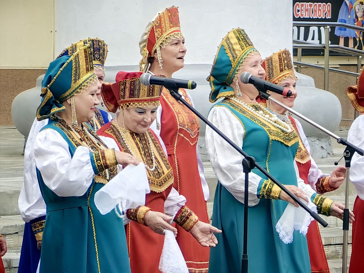 день флага россии, единство народов, символ, герои, выставка, жены героев, маскировочная сеть, окопные свечи,