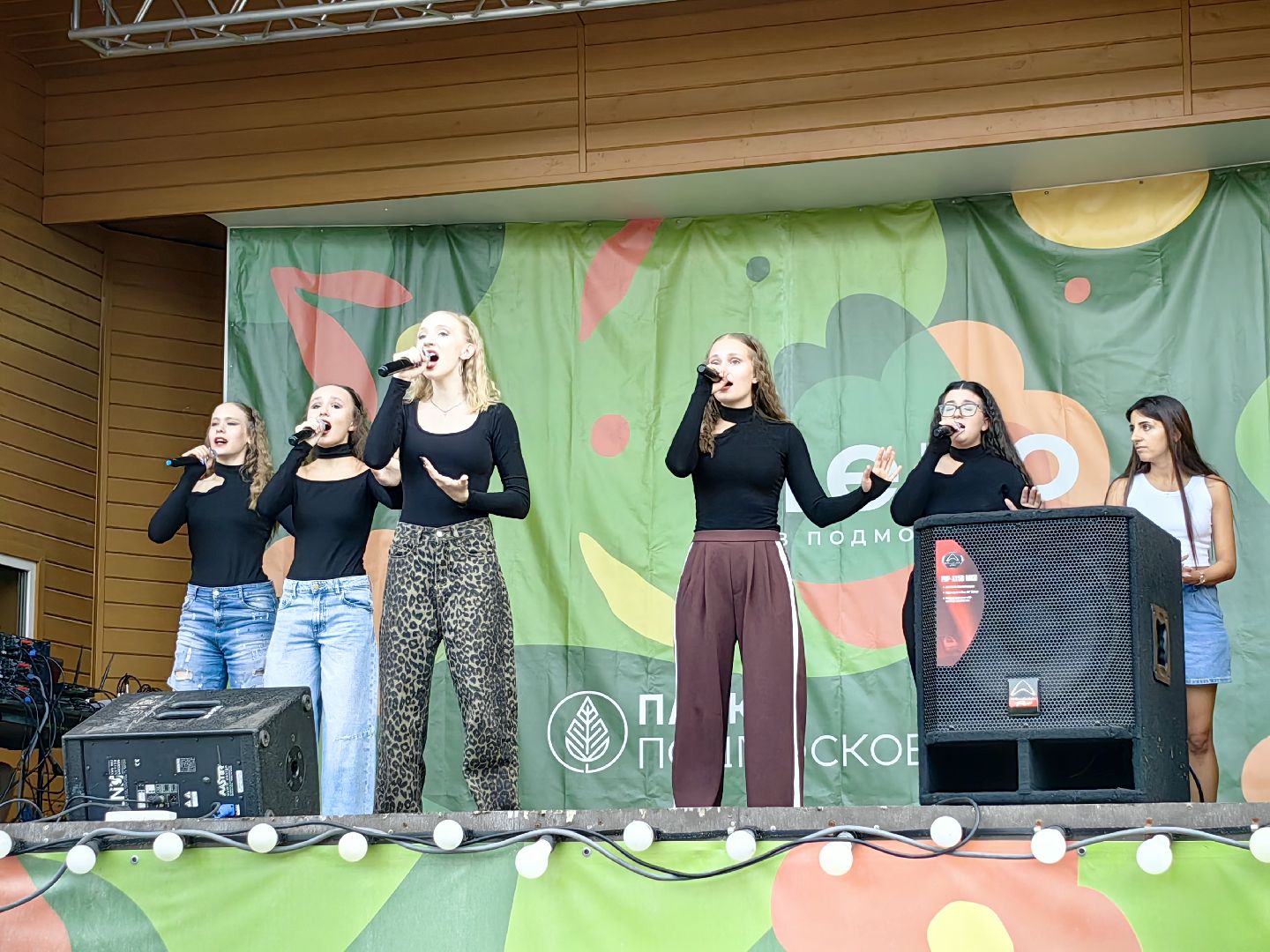 день флага россии, единство народов, символ, герои, выставка, жены героев, маскировочная сеть, окопные свечи,