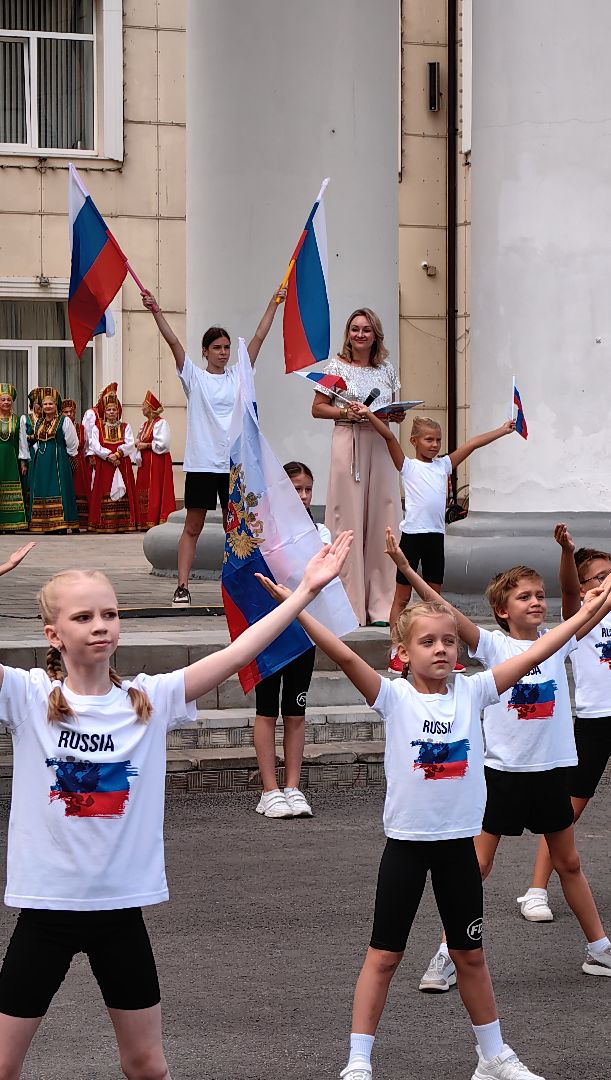 день флага россии, единство народов, символ, герои, выставка, жены героев, маскировочная сеть, окопные свечи,
