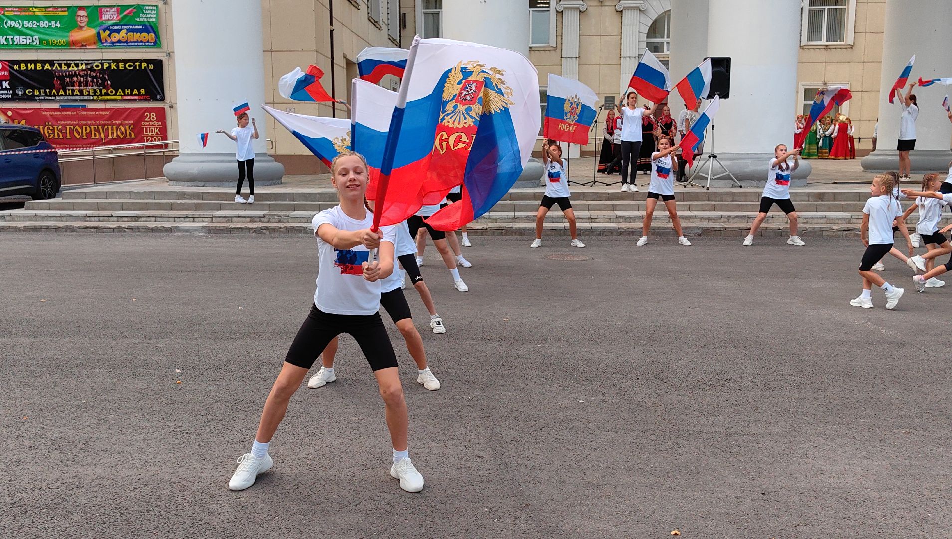 день флага россии, единство народов, символ, герои, выставка, жены героев, маскировочная сеть, окопные свечи,