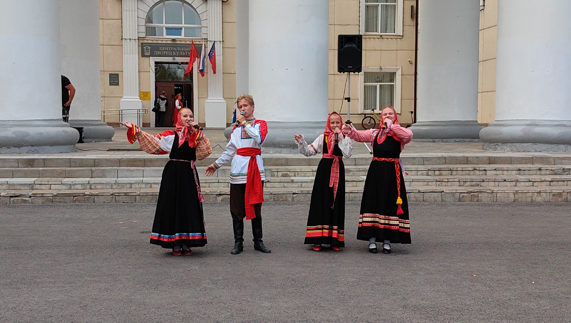 день флага россии, единство народов, символ, герои, выставка, жены героев, маскировочная сеть, окопные свечи,