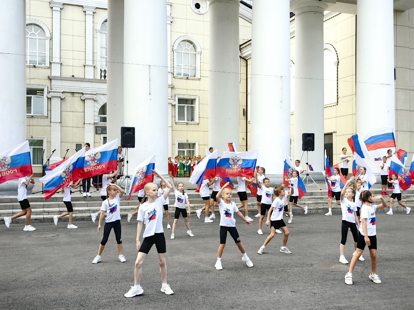 день флага россии, единство народов, символ, герои, выставка, жены героев, маскировочная сеть, окопные свечи,