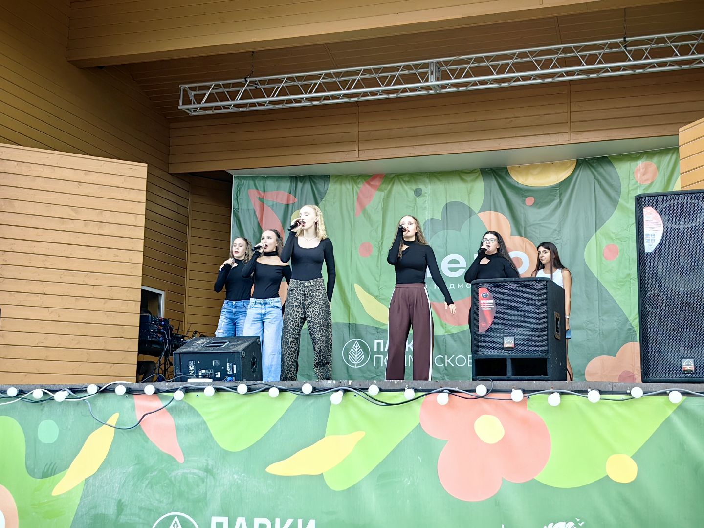 день флага россии, единство народов, символ, герои, выставка, жены героев, маскировочная сеть, окопные свечи,