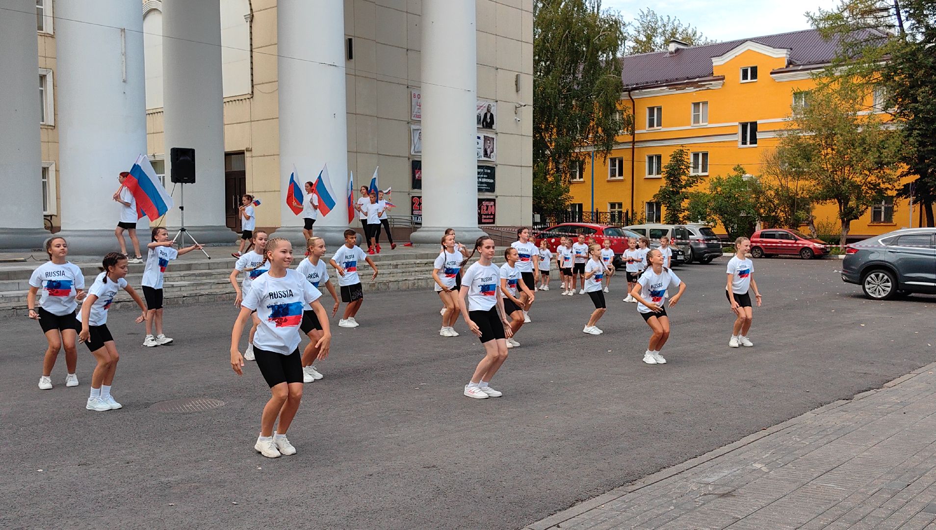 день флага россии, единство народов, символ, герои, выставка, жены героев, маскировочная сеть, окопные свечи,