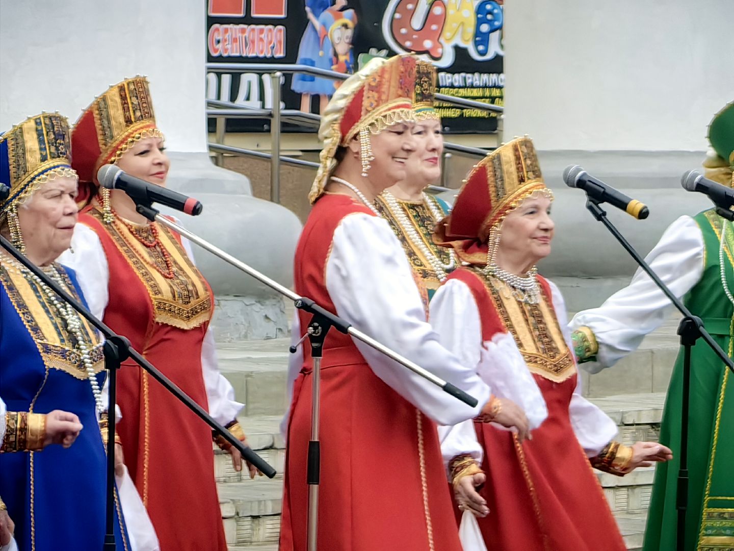 день флага россии, единство народов, символ, герои, выставка, жены героев, маскировочная сеть, окопные свечи,