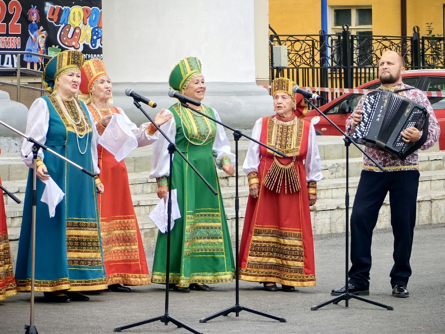 день флага россии, единство народов, символ, герои, выставка, жены героев, маскировочная сеть, окопные свечи,