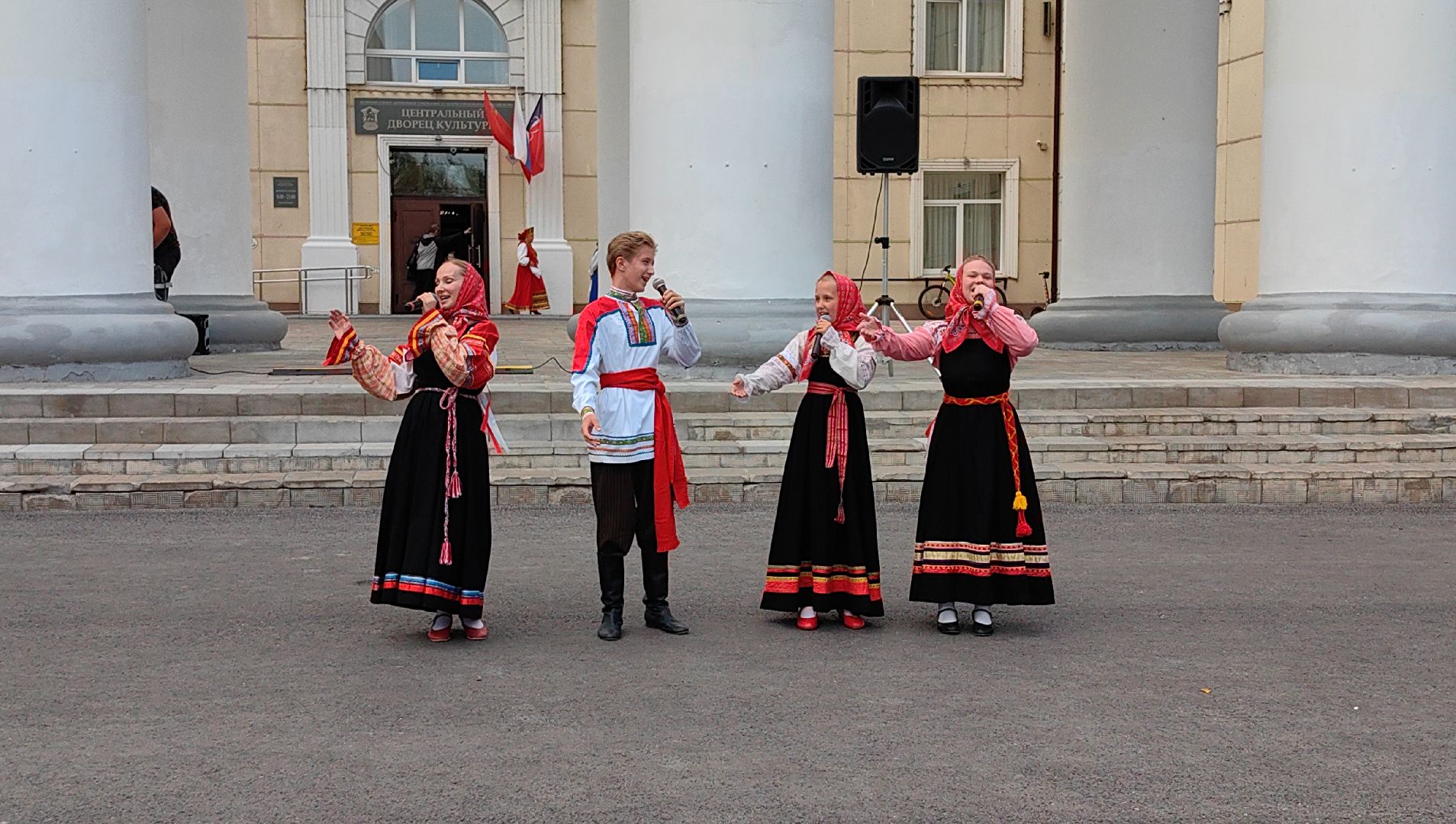день флага россии, единство народов, символ, герои, выставка, жены героев, маскировочная сеть, окопные свечи,