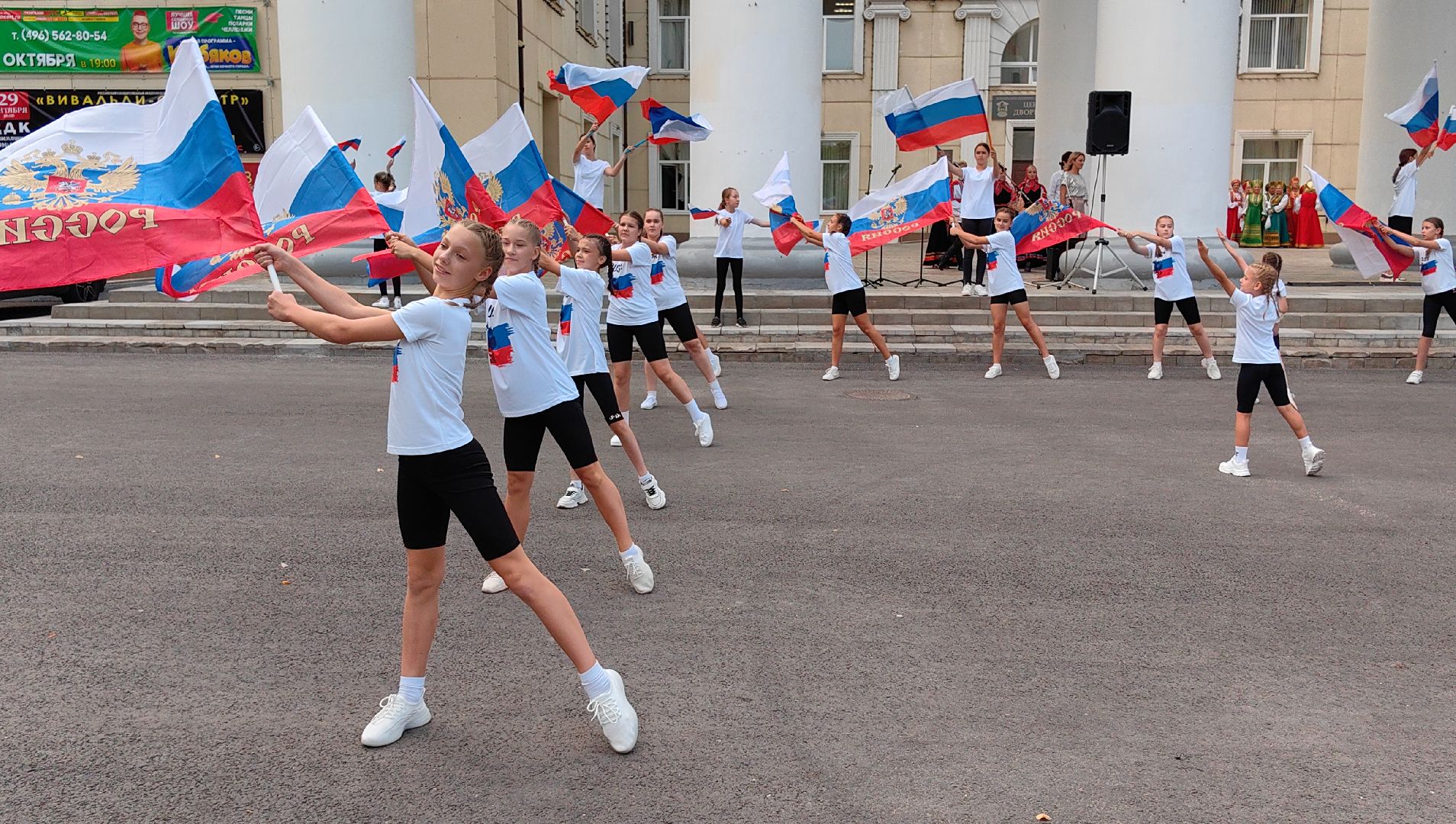 день флага россии, единство народов, символ, герои, выставка, жены героев, маскировочная сеть, окопные свечи,