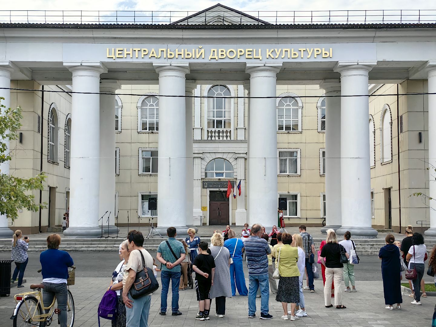 день флага россии, единство народов, символ, герои, выставка, жены героев, маскировочная сеть, окопные свечи,