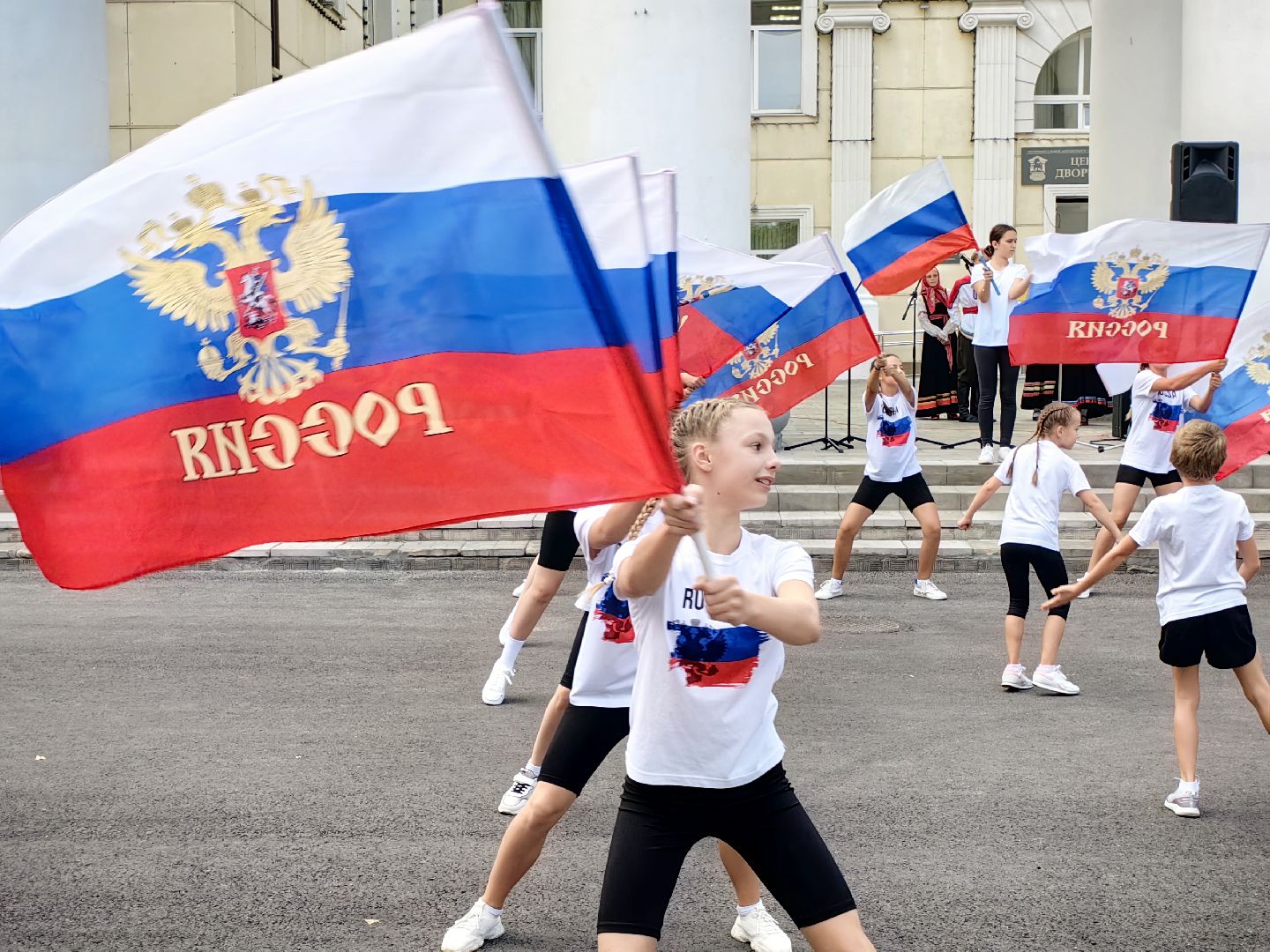 день флага россии, единство народов, символ, герои, выставка, жены героев, маскировочная сеть, окопные свечи,