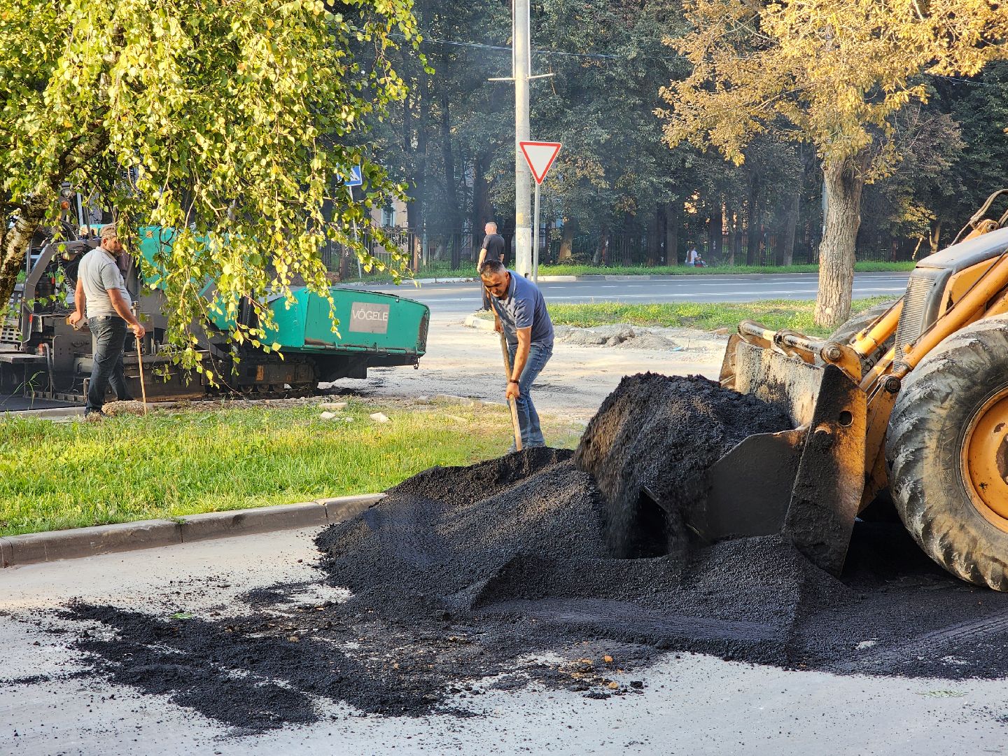 Чехов, улица Чехова, строительство тротуара, пешеходные дорожки, дорожный ремонт, укладка асфальта, нацпроект безопасные и качественные автодороги,