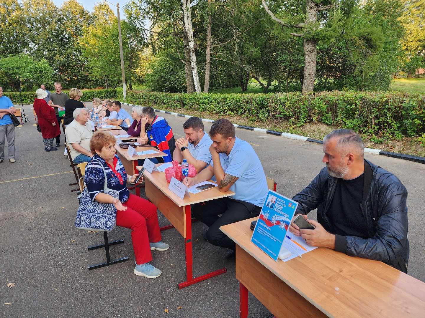 Чехов, деревня Крюково, выездная администрация, встреча с жителями, обращения жителей, дорожный ремонт, освещение, благоустройство, улица Заводская, борщевик,