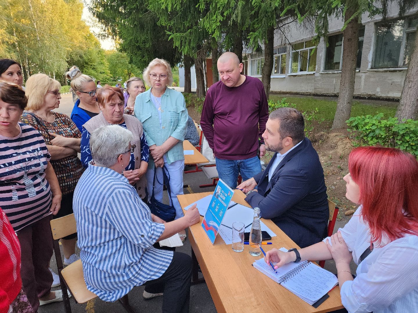 Чехов, деревня Крюково, выездная администрация, встреча с жителями, обращения жителей, дорожный ремонт, освещение, благоустройство, улица Заводская, борщевик,