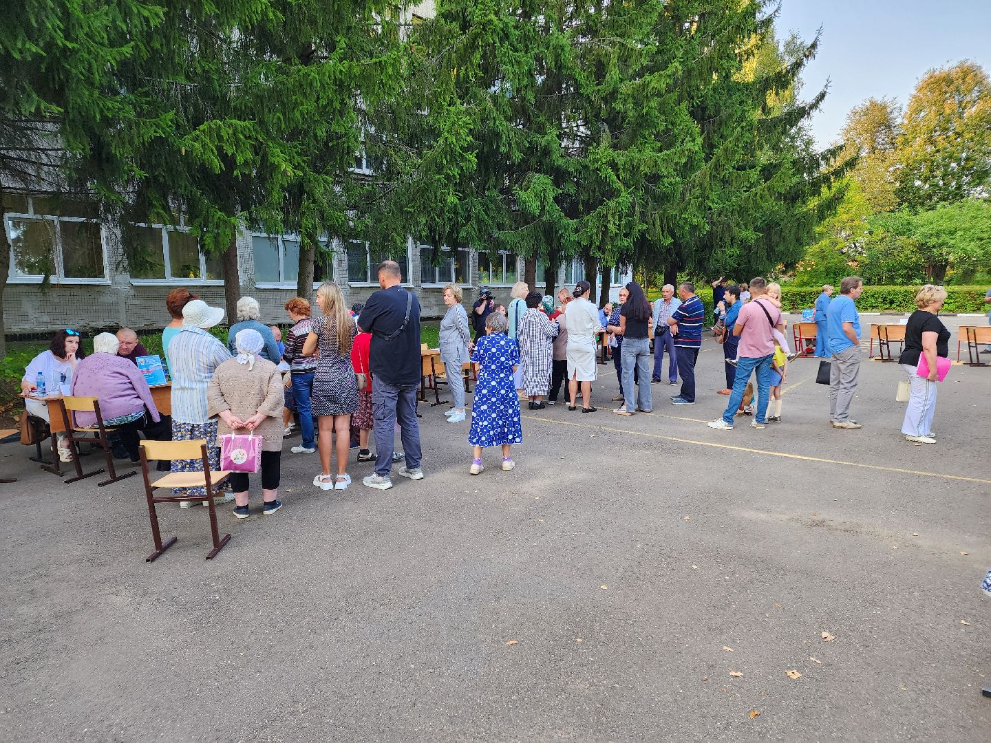 Чехов, деревня Крюково, выездная администрация, встреча с жителями, обращения жителей, дорожный ремонт, освещение, благоустройство, улица Заводская, борщевик,