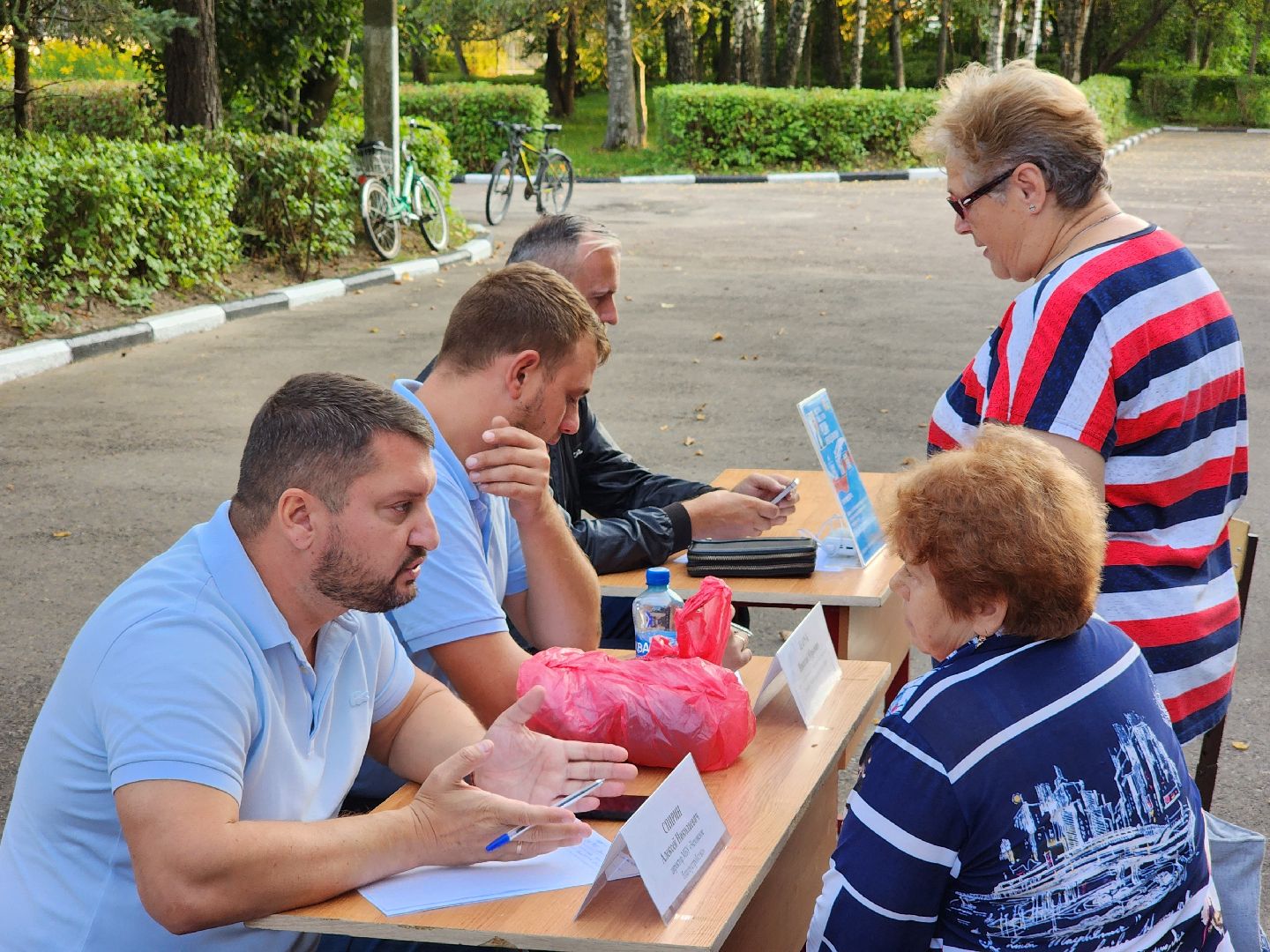 Чехов, деревня Крюково, выездная администрация, встреча с жителями, обращения жителей, дорожный ремонт, освещение, благоустройство, улица Заводская, борщевик,