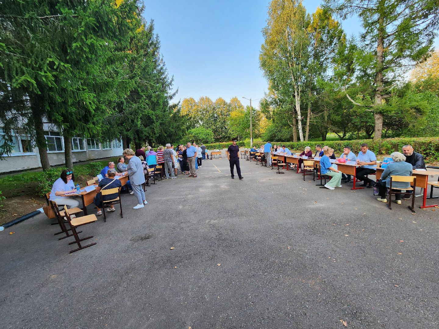 Чехов, деревня Крюково, выездная администрация, встреча с жителями, обращения жителей, дорожный ремонт, освещение, благоустройство, улица Заводская, борщевик,