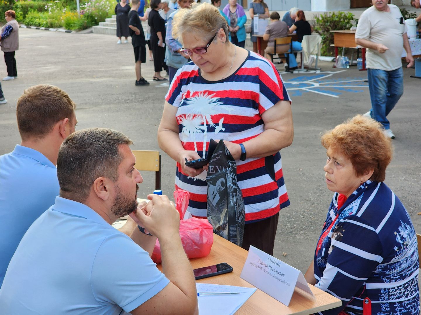 Чехов, деревня Крюково, выездная администрация, встреча с жителями, обращения жителей, дорожный ремонт, освещение, благоустройство, улица Заводская, борщевик,
