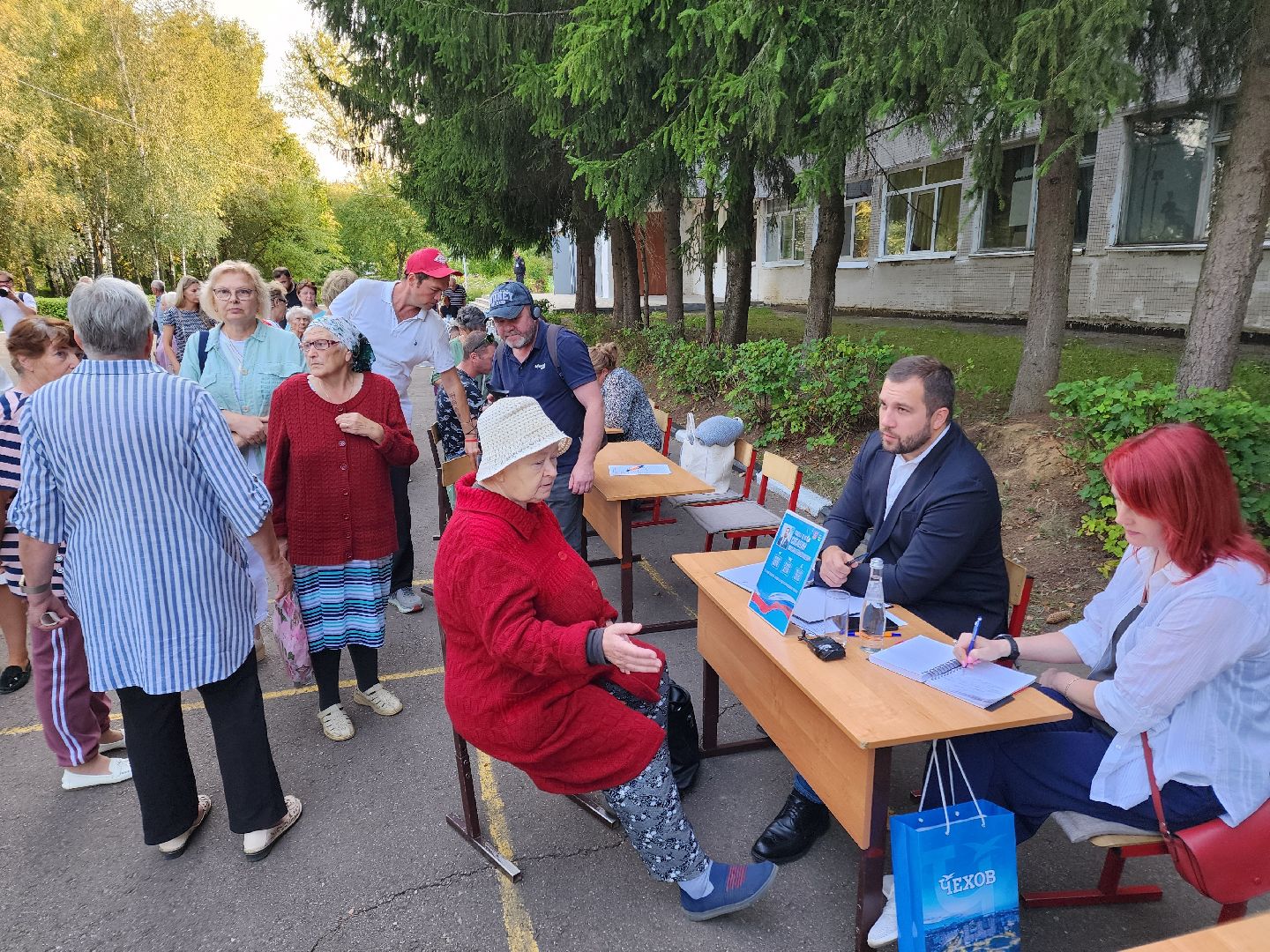 Чехов, деревня Крюково, выездная администрация, встреча с жителями, обращения жителей, дорожный ремонт, освещение, благоустройство, улица Заводская, борщевик,